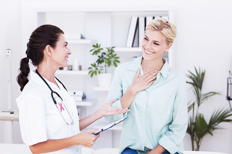 medic besmax converseaza cu o pacienta zambind medic besmax converseaza cu o pacienta zambind