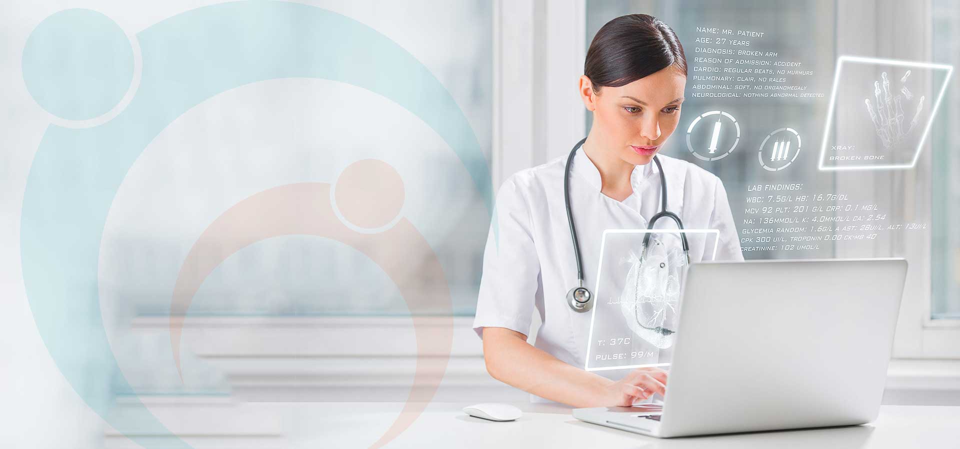 medic verifica rezultatele analizelor pe laptop
