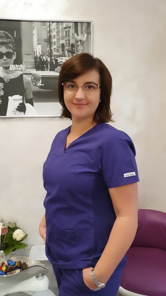 Dr. Ina Petrescu Medic Primar in Chirurgie Plastica Estetica si Microchirurgie Reconstructiva 576x1024 - Reconstructia mamara
